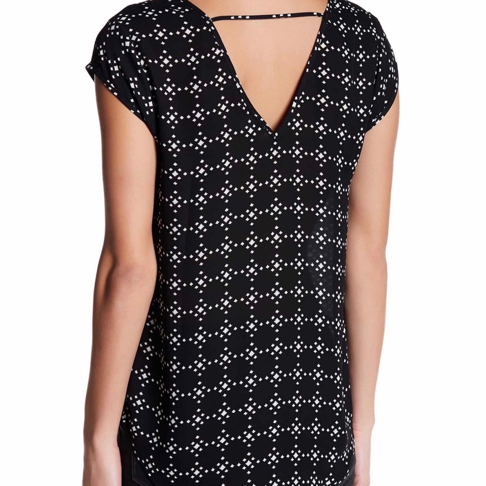 DR2 DanielRainn | V-Neck Woven Blouse Black Circle